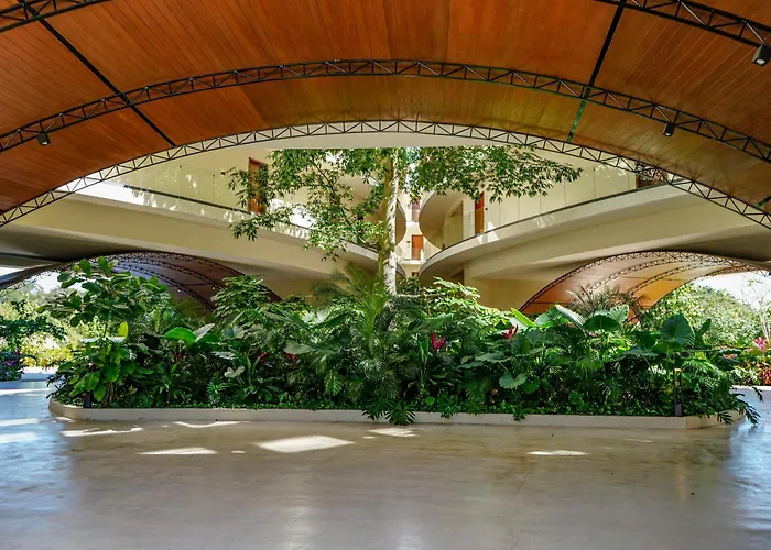 Apartment Oasis Jungle Views, 4 Pools & Near